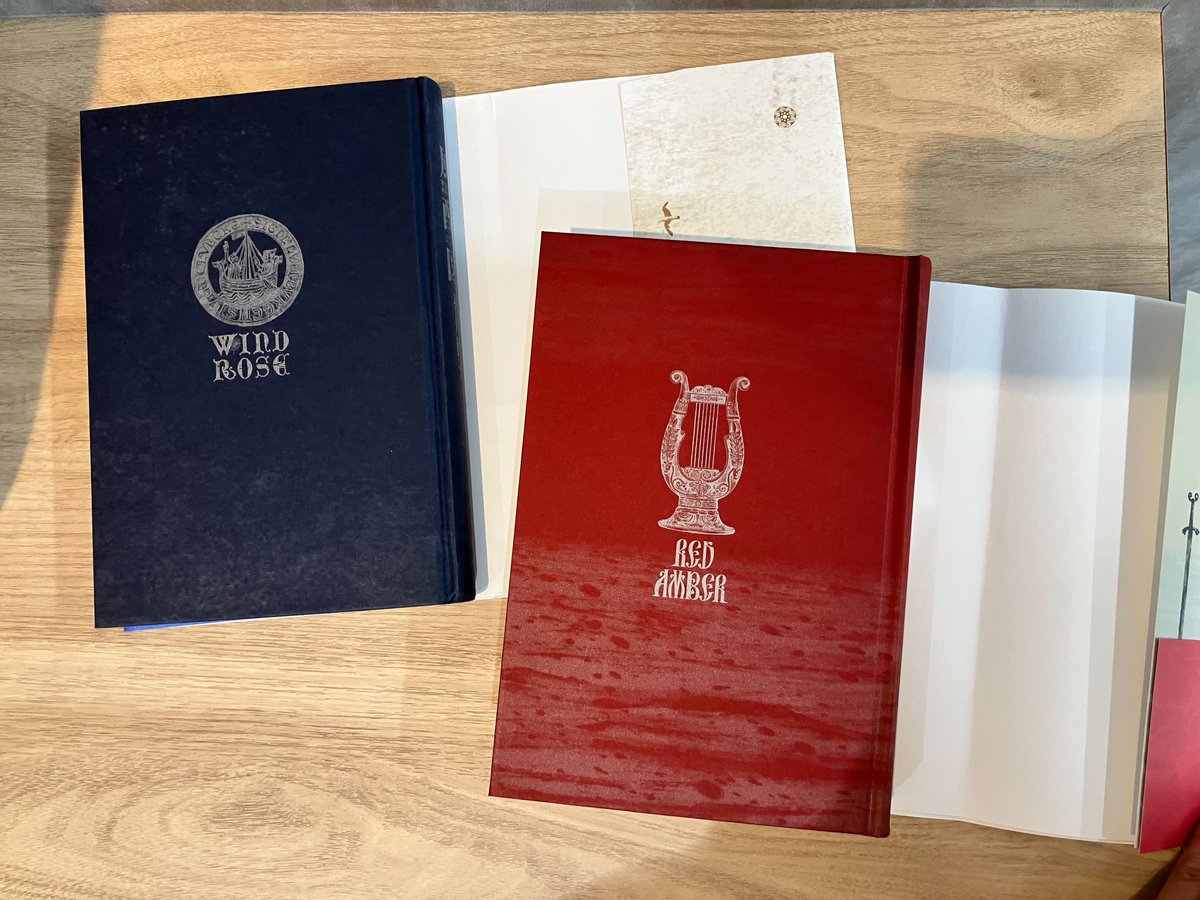 Kawade_bungei's tweet photo. 皆川博子さんの新刊『ジンタルス　RED AMBER』の装丁は前作『風配図　WIND ROSE』と同じく、柳川貴代さん、装画は伊豫田晃一さん。

二冊、対になるよう、装ってくださいました。青と赤、金と銀、舟と竪琴…。表紙、花布やスピンまで、ぜひご注目ください♞
https://t.co/bOZoEGjqbq https://t.co/Be0UdAGJa1