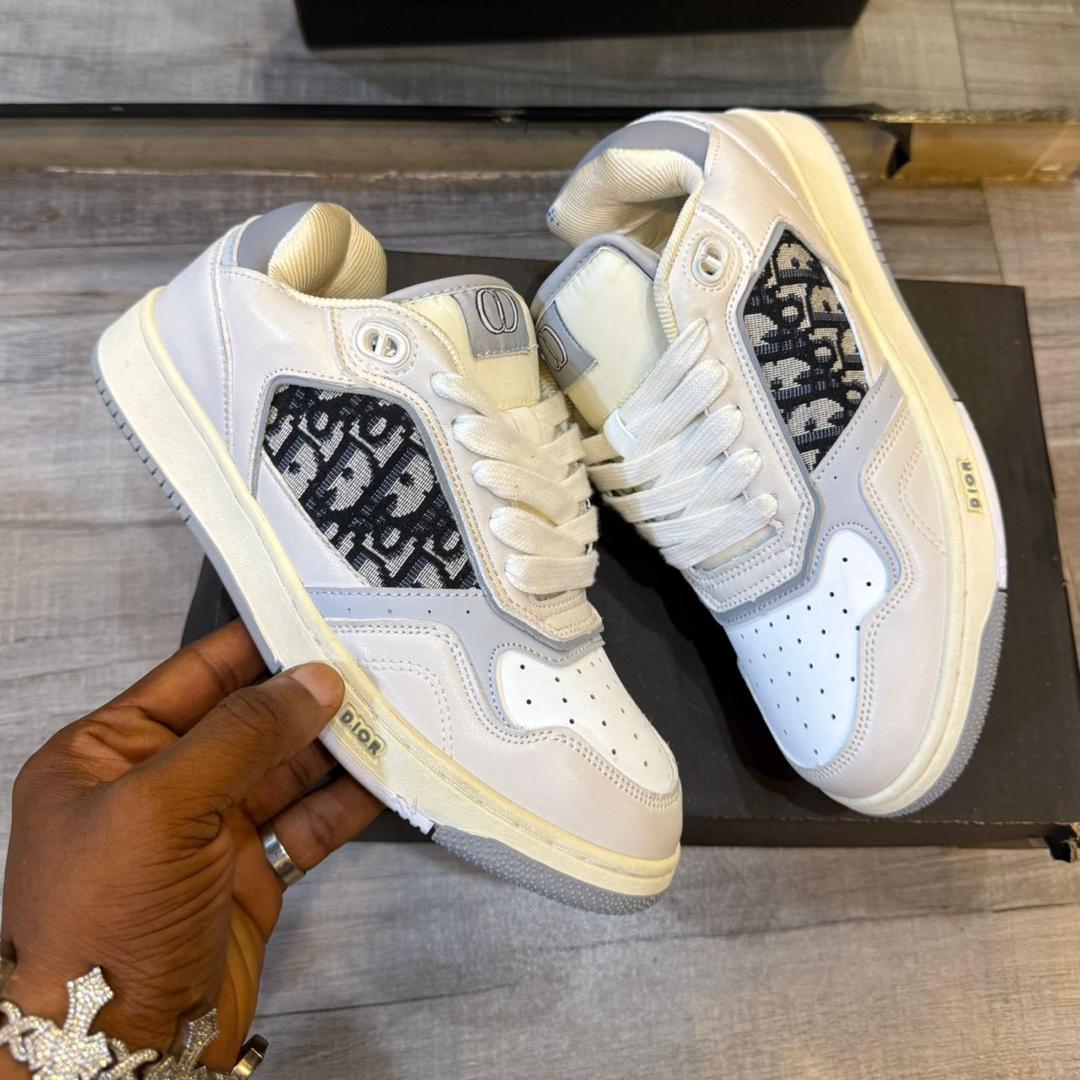 SMOKEZ200's tweet photo. *NOW AVAILABLE IN SIZES*

*PRICE: ₦35,000 💰*

*SIZE: 38 to 44*

*FULLY BOXED📦*

*DESCRIPTION::DIOR ✍️*

LOCATION IS LAGOS
DELIVERY IS NATIONWIDE ✅
NUMBER IS 08096631046 ✅

NOTE NO PAYMENT ON DELIVERY ❌ https://t.co/9mQYyx9k4d