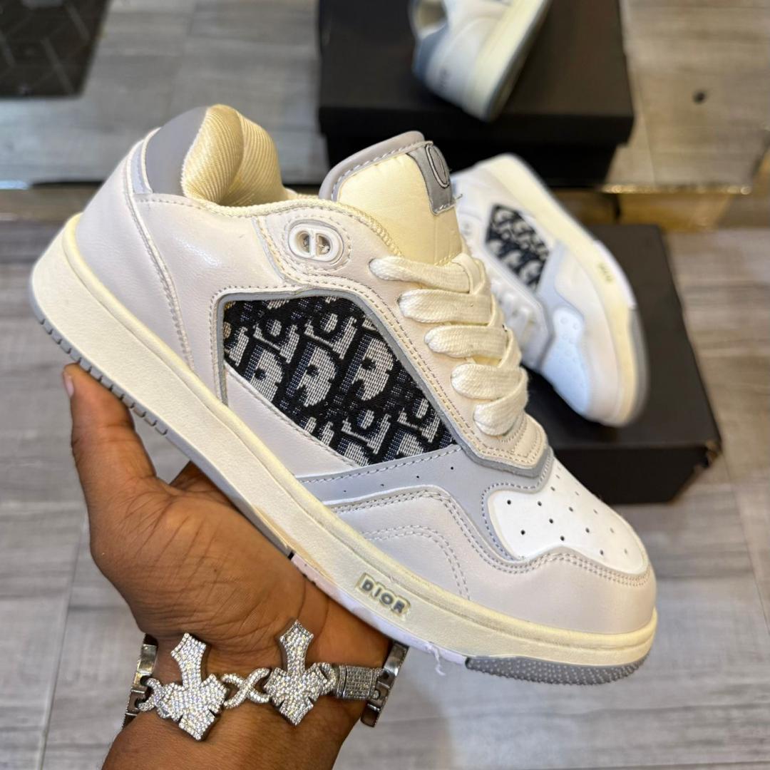 SMOKEZ200's tweet photo. *NOW AVAILABLE IN SIZES*

*PRICE: ₦35,000 💰*

*SIZE: 38 to 44*

*FULLY BOXED📦*

*DESCRIPTION::DIOR ✍️*

LOCATION IS LAGOS
DELIVERY IS NATIONWIDE ✅
NUMBER IS 08096631046 ✅

NOTE NO PAYMENT ON DELIVERY ❌ https://t.co/9mQYyx9k4d