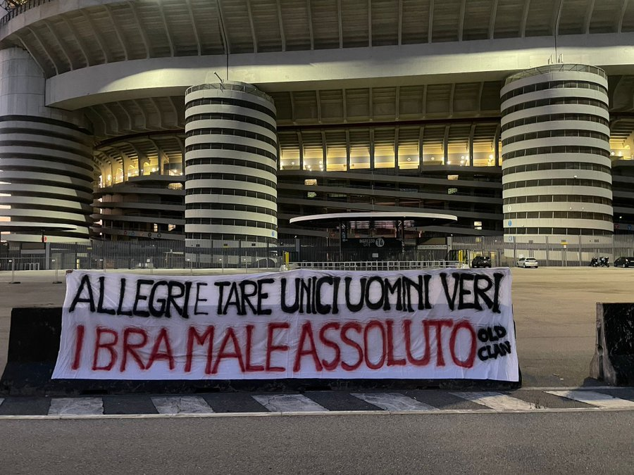 MilanPosts's tweet photo. 📸 Milan fans: "Allegri and Tare are the only real men. Ibra is the absolute evil." https://t.co/EGKyQY7P57