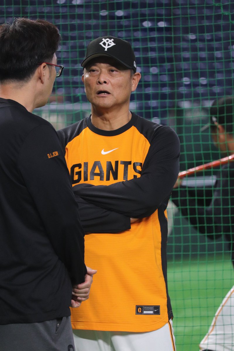 koba_nikkan's tweet photo. 【#今日のG練習写真館📸】

橋上秀樹監督代行。亀井コーチと話す場面も。 https://t.co/UhPLH1wZV7