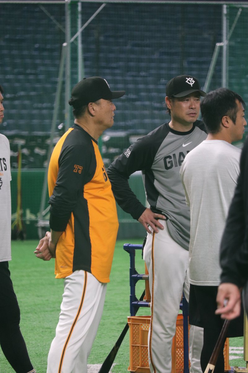 koba_nikkan's tweet photo. 【#今日のG練習写真館📸】

橋上秀樹監督代行。亀井コーチと話す場面も。 https://t.co/UhPLH1wZV7