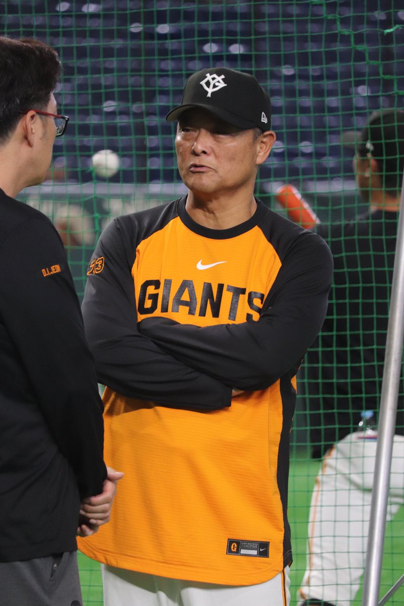 koba_nikkan's tweet photo. 【#今日のG練習写真館📸】

橋上秀樹監督代行。亀井コーチと話す場面も。 https://t.co/UhPLH1wZV7