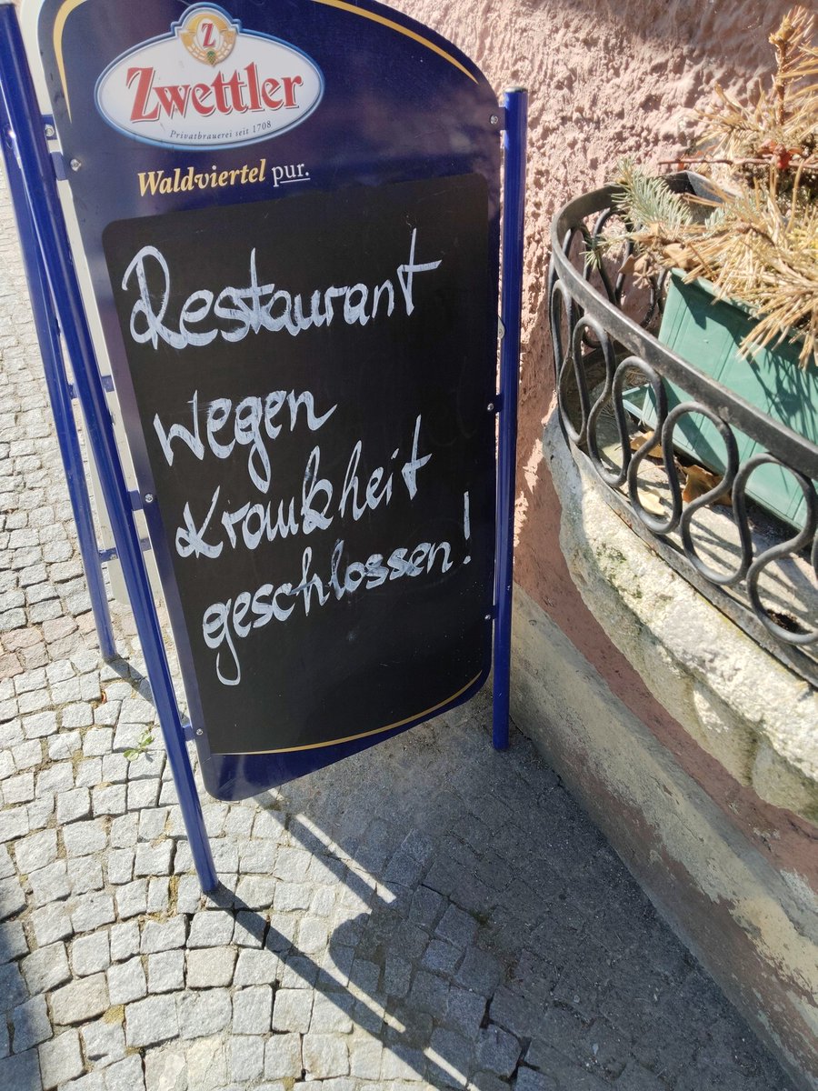 RMogyorosy's tweet photo. Seit 16. Mai ist wegen Krankheit geschlossen. Jetzt wurde auch die Getränkekarte und die Speisekarte entfernt. Außerdem findet das Sommerkino im Mohnkaffeehaus statt? Ich befürchte, die sperren überhaupt nicht mehr auf. #Drosendorf #Failer https://t.co/800l5NccdO