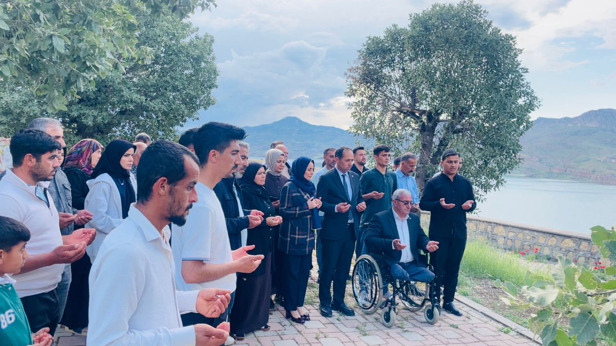 hatice_atan73's tweet photo. 📍Güçlükonak Merkez | Çevrimli |  Düğünyurdu Köyleri

📌Geçtiğimiz günlerde eşini kaybeden şehit yakını Hediye Beştaş’ a taziye ziyareti,

📌 Şehit ailelerimiz ile birlikte, terör örgütünün köy baskınında şehadet şerbeti için vatandaşlarımızı ebedi istirahatgahlarında ziyaret,

📌 Köy Muhtarımız İbrahim Özbey ve ailesine ziyaret,

gerçekleştirerek hemşehrilerimizle hem hasret giderdik, hem yitip giden canlarımızı dualarla yad ettik. 

Bizlere ev sıcaklığı gösteren tüm hemşehrilerimize bütün içtenliğimle teşekkür ediyorum.

@mustafaciftcitr
@MahinurOzdemir 
@abuyukgumus
@turanbulent
@valialicelik
@kubrayigitbasi
@BirolEkici73
@CuneytAktug