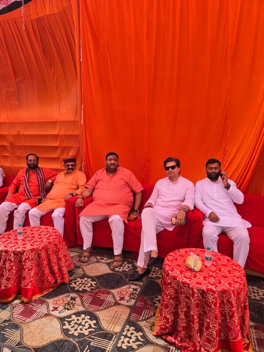 khansamman's tweet photo. लखनऊ में मैंने बड़े भाई धीरेंद्र सिंह जी धीरू भाई, अध्यक्ष नगर पालिका बलरामपुर द्वारा आयोजित बड़ा मंगल भंडार में भाग लिया। उनकी टीम और परिवार के सभी सदस्यों को मेरी शुभकामनाएं। https://t.co/4vhbDxBjLf