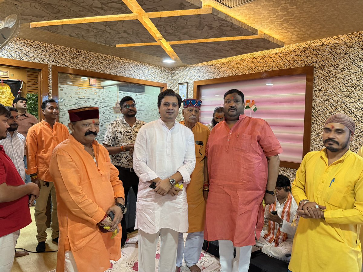 khansamman's tweet photo. लखनऊ में मैंने बड़े भाई धीरेंद्र सिंह जी धीरू भाई, अध्यक्ष नगर पालिका बलरामपुर द्वारा आयोजित बड़ा मंगल भंडार में भाग लिया। उनकी टीम और परिवार के सभी सदस्यों को मेरी शुभकामनाएं। https://t.co/4vhbDxBjLf