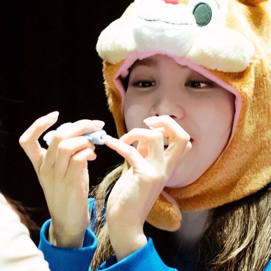 nayeon's hands tweet media
