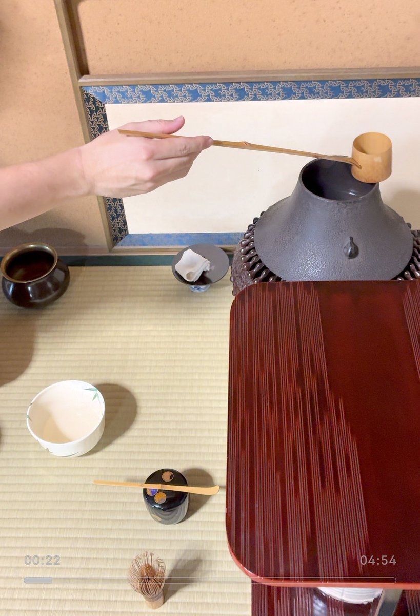 knjT_0728's tweet photo. #日本三國　8話小話2
こんな感じで僕がお茶を点ててる所をムービーに撮ってもらって、シーンを担当するアニメーターさん全員に見てもらいました。
原作とお道具が違うのも監督と相談してこっちでいこうとなったからなんです。 https://t.co/1ePQ4caoav