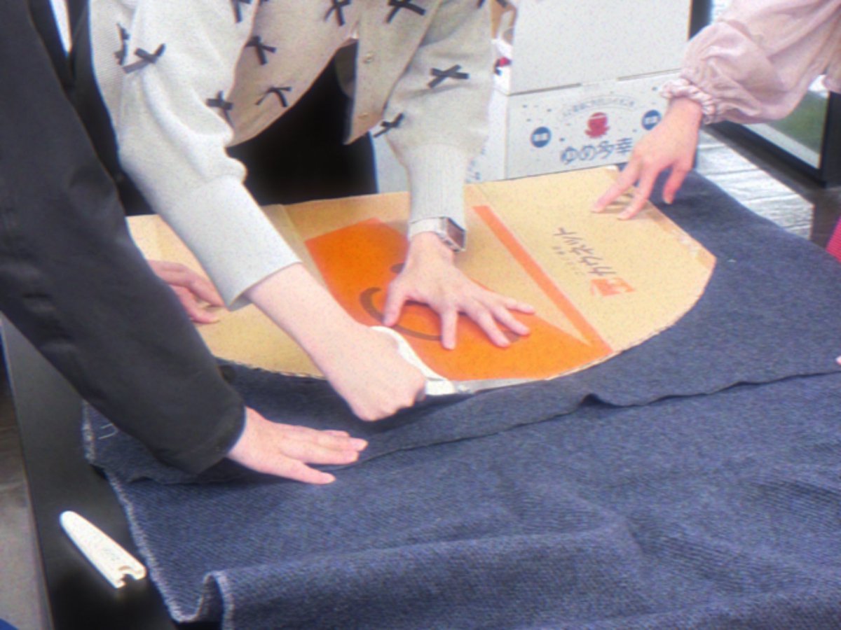 matibunka_'s tweet photo. 大正大学表現学部ライフデザインコース３年生です🎏
駒込にある霜降銀座商店街さまにご協力いただき、集めていただいた古布をパッチワークし、こいのぼりを掲げるプロジェクト「あいのぼり」の準備が始まりました‼️

藍染アーティスト、イエレさんのご協力のもと藍染めの技術を教わっています📝 https://t.co/Np1lMaVHV3
