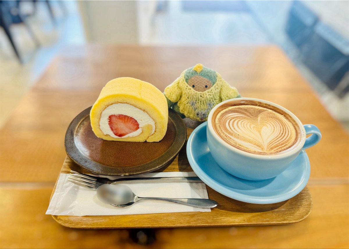fuwatama0707's tweet photo. 『PEACE COFFEE ROASTERS 新川店』　at 八丁堀/茅場町
いいお天気だと陽が店内に差し込んで癒し空間に。”季節のロールケーキ”とホットの”カフェモカ”をいただきました。大きいイチゴ🍓が入っていて甘くて美味しい😋
ラテアートも可愛いですね✨
@npati_suke @koala_tiny83 https://t.co/1e2mNamv2v