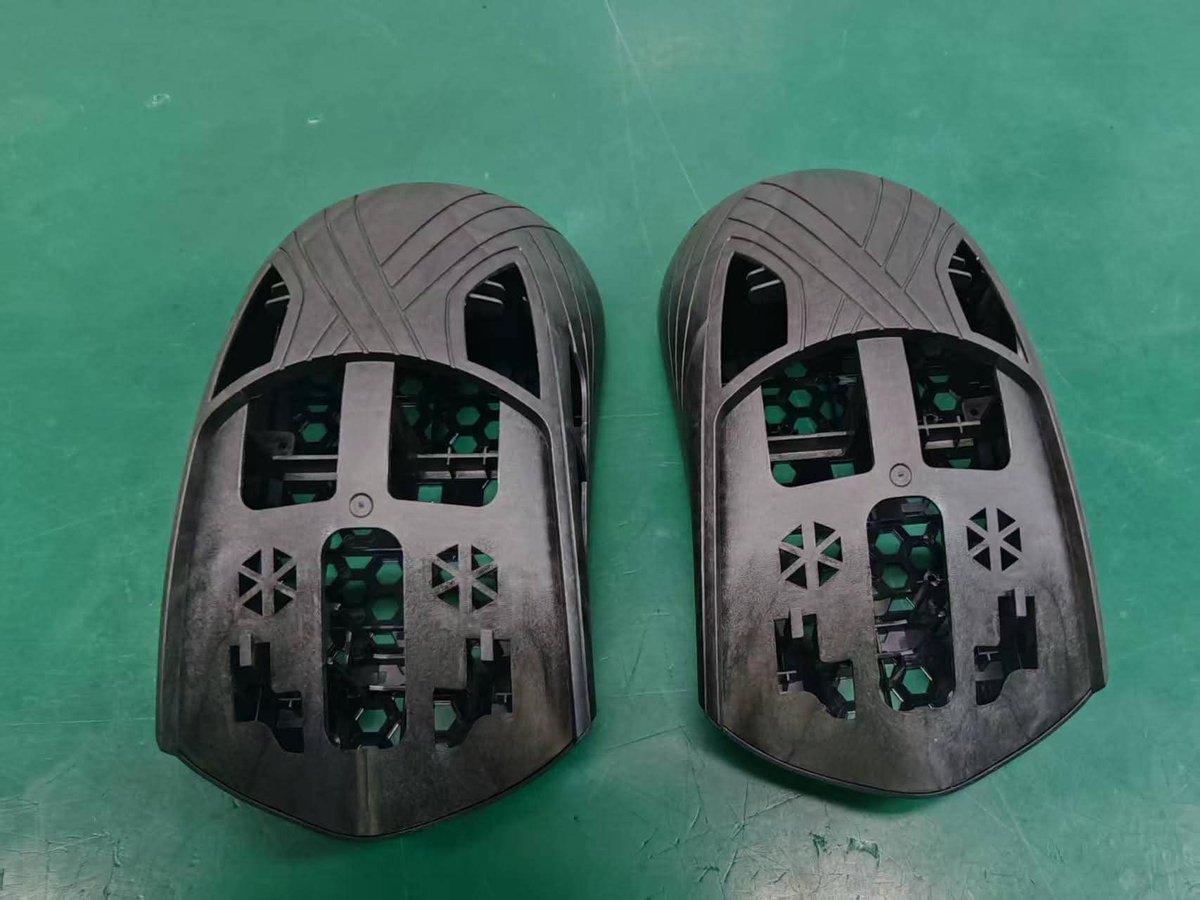 brockliddicoat's tweet photo. A raw inside look at the SLX:

(tons of trigger support so your clicks are as supported as possible)

(for reference the GPX has no support under the clicks which can lead to lots of bending and post travel if you press to hard) https://t.co/7PC1ikxSC5