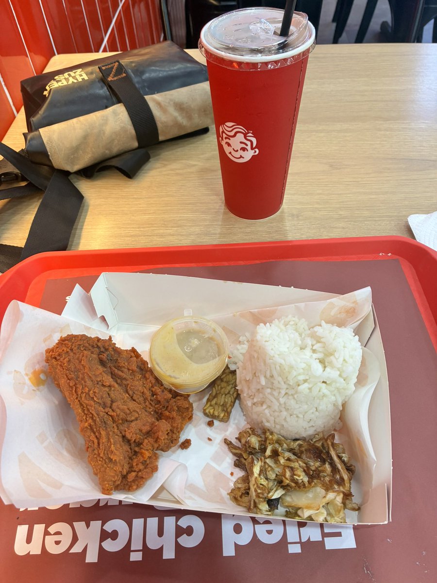 itsmiirull's tweet photo. RM7.70 can’t complain much, ayam gepuk ahmad’s fried chicken https://t.co/RO5nLflyin