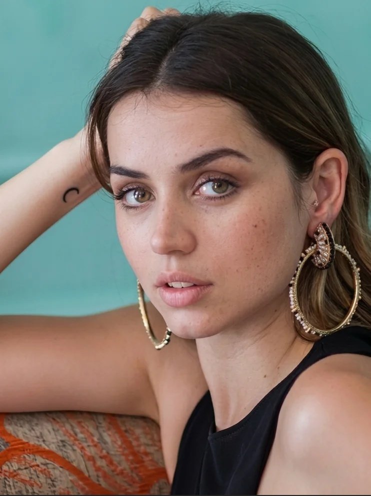 unknown_yjy's tweet photo. Beautiful face Ana de Armas . https://t.co/NmBJkJEeHJ