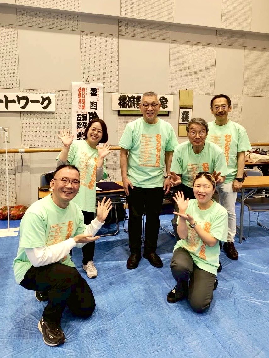 umon16's tweet photo. 5/24(日)、“芸協らくごまつり〟

「寄席文字教室」と「寄席文字一文字色紙筆耕」で参加しました。

【チーム橘流寄席文字2026】は、
右門、さつき、教室生徒さん有志4名。

沢山のお客様、皆々様ありがとうございました。

#芸協らくごまつり #落語芸術協会 
#橘流寄席文字 https://t.co/btk3GXdJax