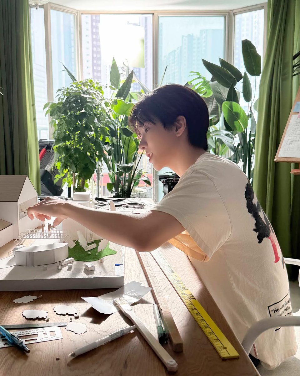 wpoonhak's tweet photo. 𝚗𝚘 𝚑𝚎𝚊𝚝 𝚌𝚊𝚗 𝚜𝚝𝚘𝚙 𝚝𝚑𝚎 𝚐𝚛𝚒𝚗𝚍!🔥🏠
sumpah, dari tadi bener-bener gak fokus sama matahari yang lagi terik-teriknya, soalnya seluruh jiwa dan raga udah ketumpah buat nyusun figura rumah impian versi mini ini. https://t.co/yH51qINPt5