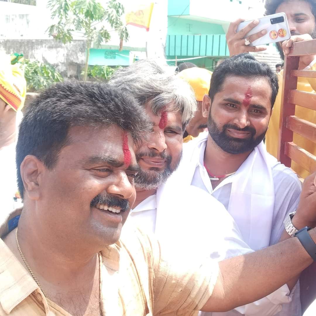 ADVJanasainyam's tweet photo. ఆముదాలవలసలో ఎవరిని అడిగినా ఒక్కటే మాట - "మురళీ అన్న మనోడు" 💥

22 ఏళ్లకి జెండా పట్టుకుని, 12 ఏళ్లుగా పవన్ కళ్యాణ్ గారి ఆశయం కోసం కొట్లాడుతున్న యోధుడు పైడి మురళీ మోహన్.

జనతరంగాలు నుండి PACS డైరెక్టర్ వరకు... ఇది పదవుల కథ కాదు, ప్రజాసేవ కథ ✊
#PydiMuraliMohan #JanaSenaFor2029 https://t.co/dRviiunc3p