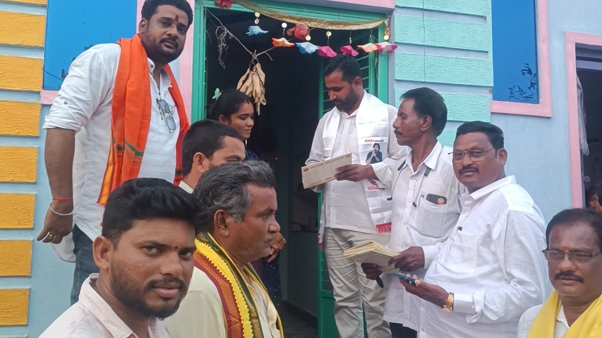 ADVJanasainyam's tweet photo. ఆముదాలవలసలో ఎవరిని అడిగినా ఒక్కటే మాట - "మురళీ అన్న మనోడు" 💥

22 ఏళ్లకి జెండా పట్టుకుని, 12 ఏళ్లుగా పవన్ కళ్యాణ్ గారి ఆశయం కోసం కొట్లాడుతున్న యోధుడు పైడి మురళీ మోహన్.

జనతరంగాలు నుండి PACS డైరెక్టర్ వరకు... ఇది పదవుల కథ కాదు, ప్రజాసేవ కథ ✊
#PydiMuraliMohan #JanaSenaFor2029 https://t.co/dRviiunc3p