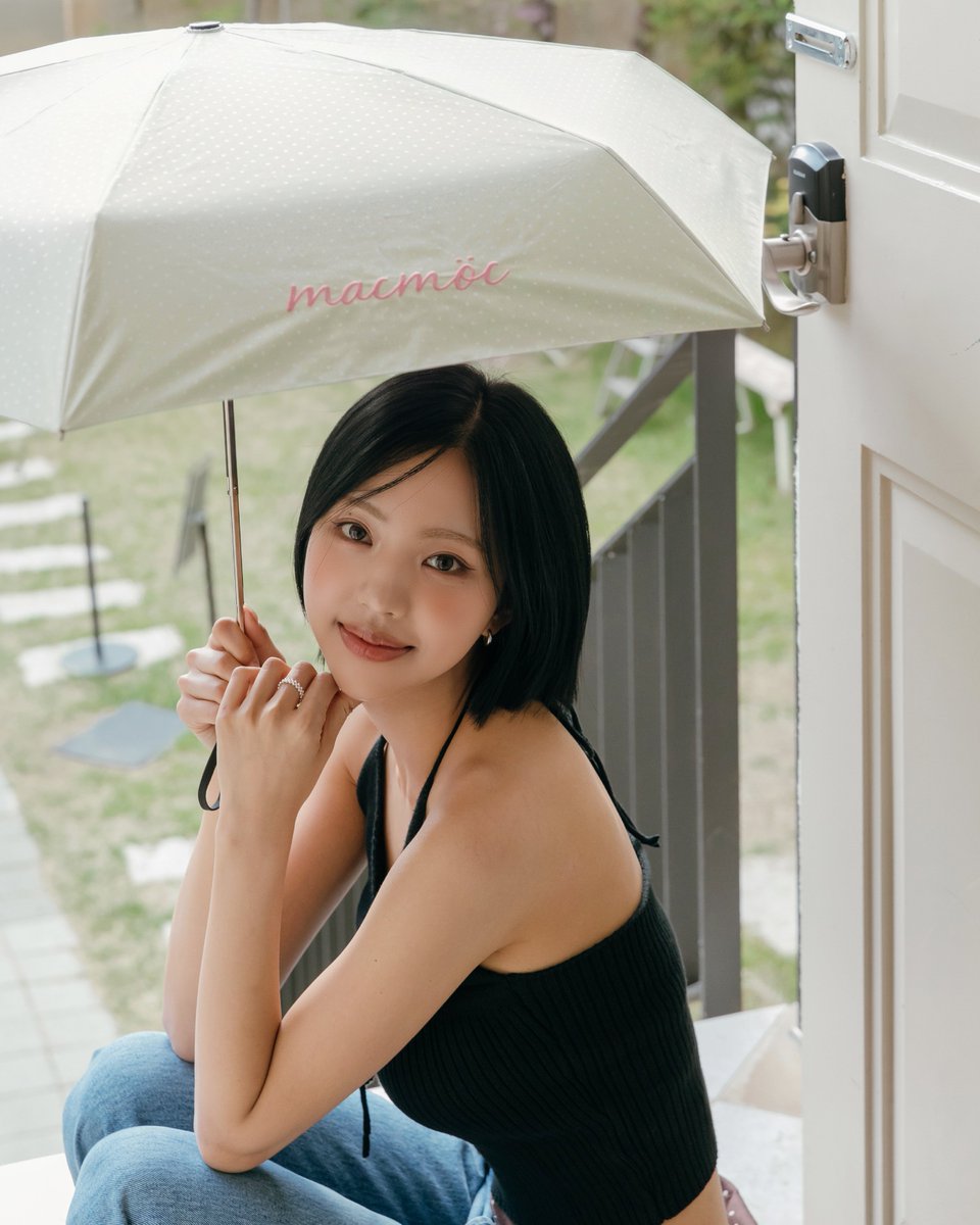 MACMOC_JP's tweet photo. Twinkle☂ with KIM GOEUN

今のように日差しも雨も同時に防ぎたい時は、
MAC MOC（マックモク）の「UVカット99.9% 晴雨兼用傘」がおすすめ🤍

控えめなドット柄と、パステルカラーの大人可愛いデザイン！
さらにポーチ付きで持ち運びにもとっても便利です。

キム・ゴウンが提案する、この夏大活躍間違いなしの
晴雨兼用傘＆ポーチセットを公式ホームページでチェックしてみてください！

🔗https://t.co/y4WW958yoA
🔗https://t.co/jctr0N5N5r

#キムゴウン #MACMOC #晴雨兼用傘 #日傘女子 #韓国ファッション