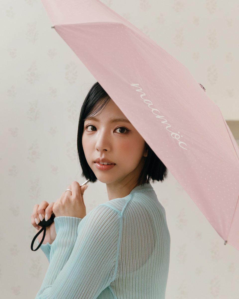 MACMOC_JP's tweet photo. Twinkle☂ with KIM GOEUN

今のように日差しも雨も同時に防ぎたい時は、
MAC MOC（マックモク）の「UVカット99.9% 晴雨兼用傘」がおすすめ🤍

控えめなドット柄と、パステルカラーの大人可愛いデザイン！
さらにポーチ付きで持ち運びにもとっても便利です。

キム・ゴウンが提案する、この夏大活躍間違いなしの
晴雨兼用傘＆ポーチセットを公式ホームページでチェックしてみてください！

🔗https://t.co/y4WW958yoA
🔗https://t.co/jctr0N5N5r

#キムゴウン #MACMOC #晴雨兼用傘 #日傘女子 #韓国ファッション