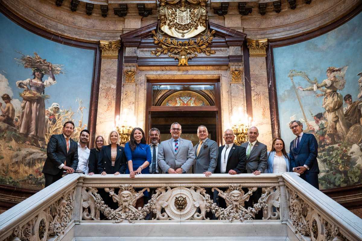 FundConEspEEUU's tweet photo. Los Patronos de la Fundación se encargaron de darles la bienvenida en un almuerzo celebrado en @casamerica. Ahí tuvieron la oportunidad de conocer de primera mano las perspectivas de destacados representantes del ámbito empresarial e institucional español. 🤝 https://t.co/ibLvBpg31h