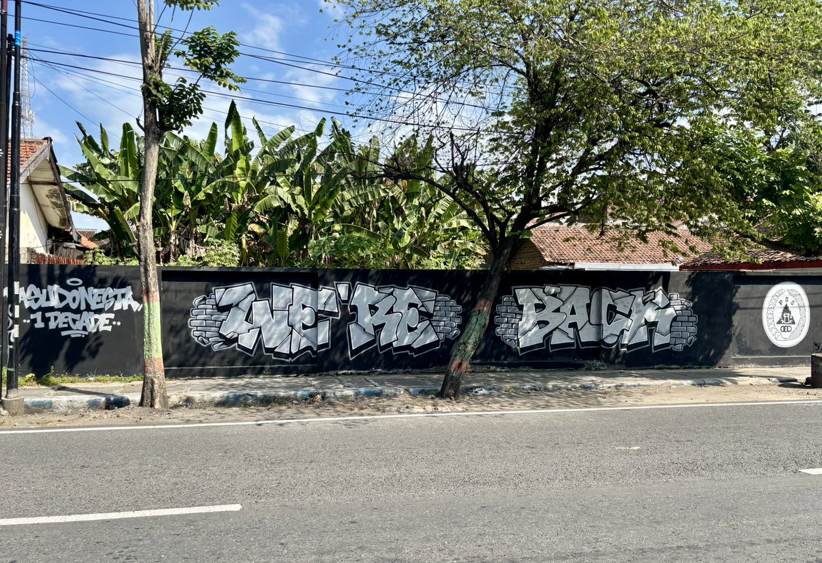 Vasudonesta1976's tweet photo. Satu dekade kami tumbuh bersama PSS Sleman.
Menjadi saksi setiap tawa, harapan, dan perjuangan yang tak pernah selesai. Dari tribun hingga perjalanan panjang hari ini, semua cerita itu tetap hidup dan akan terus kami jaga. https://t.co/Kva5IzXBbZ