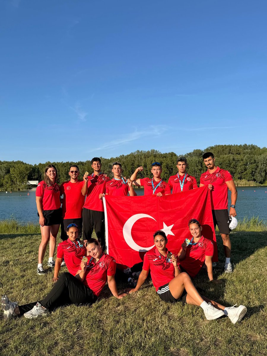 GSB_Rize's tweet photo. BRATİSLAVA’DA RİZE FIRTINASI! ÖZ EVLATLARIMIZ AVRUPA’YI SALLADI

Slovakya’nın Bratislava kentinde 22-24 Mayıs 2026 tarihleri arasında düzenlenen Uluslararası Bratislava Kano Yarışlarında ülkemizi ve Rize’yi temsil eden milli sporcularımız, elde ettikleri tarihi başarılarla göğsümüzü kabarttı. 20 ülkeden 400 seçkin sporcunun katılımıyla gerçekleşen dev organizasyonda, Rize’nin öz evlatları Işılsu Karvan ve Özge Nas Yıldız adeta madalyalara ambargo koydu.

Milli kano sporcularımız zorlu parkurlarda sergiledikleri üstün performansla ay-yıldızlı bayrağımızı kürsünün en üst basamaklarına taşıdı. Sporcularımızın Bratislava’da elde ettiği muhteşem dereceler;

Işılsu Karvan:

 K4 500m: 1.lik (Altın Madalya) 🥇
 K2 1000m: 2.lik (Gümüş Madalya) 🥈
 K2 500m: 2.lik (Gümüş Madalya) 🥈

Özge Nas Yıldız:

 K4 500m: 1.lik (Altın Madalya) 🥇
 K2 1000m: 2.lik (Gümüş Madalya) 🥈
 K2 500m: 2.lik (Gümüş Madalya) 🥈
 K1 200m: 3.lük (Bronz Madalya) 🥉

İl Müdürü Ramazan Öztürk: “Milli Gururlarımızla Ne Kadar Övünsek Azdır”

“Slovakya’da düzenlenen Uluslararası Bratislava Yarışları’nda 20 ülkeden yüzlerce sporcu arasında kano branşında adeta destan yazan, Rize’mizin öz evlatları Işılsu Karvan ve Özge Nas Yıldız’ı canıgönülden tebrik ediyorum.

Ay-yıldızlı formayı gururla taşıyarak kazandıkları altın, gümüş ve bronz madalyalarla bizlere tarifsiz bir gurur yaşattılar. Rize’nin spor şehri olma yolundaki yatırımlarının ve emeklerinin karşılığını, işte böyle pırıl pırıl milli sporcularımızın uluslararası kürsülerde yer almasıyla alıyoruz.

Ülkemizi ve ilimizi en iyi şekilde temsil ederek göğsümüzü kabartan sporcularımızı, onların üzerinde büyük emeği olan antrenörlerimizi ve ailelerini tebrik ediyor, başarılarının artarak devam etmesini diliyorum. Yolunuz açık olsun milli gururlarımız!”