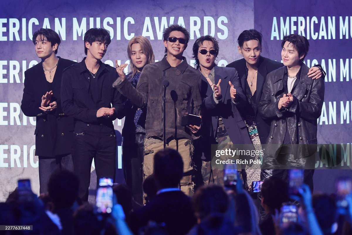 Yoonminna_'s tweet photo. СНОВА ПОСТАВИЛИ ВСЕХ НА КОЛЕНИ😏💜 @BTS_twt #AMAs https://t.co/yaL1IUK5PW