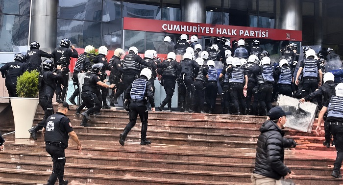 fidanataselim's tweet photo. Anlaşılan durum çok ciddi!
AKP’yi ciddi ciddi göndereceğiz.

Belli ki büyük bir telaş içerisindeler,  CHP Genel Merkezi’ne polisi saldırttılar. Valilikten, emniyetten medet umdular. Dünya siyasi tarihinde örnekleri görülse de bu düzey bir rezalet yaşanmadı. 
Bravo👏, onu da siz yaptınız.

Demek ki AKP’nin gidişi artık çok gerçek. Durum ciddi.

Ana muhalefet partisinin seçilmek üzere olan Cumhurbaşkanı adayı Ekrem İmamoğlu’nu tutukladılar. Belediye başkanlarını tutukluyorlar. Yetmedi.

CHP’li vekilleri ilhak ettiler, siyasi şovlarını yaptılar. Yetmedi.

Susturabileceklerini sandılar. Korkutabileceklerini sandılar. Olmadı.

Bayram arifesinde jet hızıyla CHP’nin binasına, hesaplarına, kurumsal varlığına saldırdılar. Girdiler, dağıttılar...

Ama dağıtamadıkları iki şey vardı:
İktidarın karşısında daha da kenetlenen umudundan vazgeçmeyen muhalefet,
Bizzat saldırı altındaki CHP'nin seçilmiş, meşru lideri Özgür Özel oldu.

Ne mahkeme kararıymış?

Yaşananlar yalnızca bir hukuk meselesi ya da parti içi hesaplaşma değil.

Biz kadınlar “gerçek adalet” ile onun taklidini yaşamlarımızdan biliyoruz.
Eril adaletin yanına şimdi bir de yandaş adalet eklendi.

Yıllardır erkek şiddetine karşı yaşam mücadelesi verirken cezasızlık politikalarının, keyfi kararların ve demokrasiye müdahalelerin aynı düzenin parçaları olduğunu yaşayarak gördük.
Kadın düşmanı politikalarla hukuksuzluk hiçbir zaman birbirinden bağımsız olmadı.

Bu yüzden bugün de seçme ve seçilme hakkımıza, demokrasiye sımsıkı sarılıyoruz.
Meydanlarda omuz omuza mücadele ediyoruz, edeceğiz.

Gerçek adalet halkın vicdanında hayat bulur.
AYM kararlarının uygulanmasıyla olur.
Sözleşmelerin uygulanmasıyla olur.
İşine gelmeyen kurumu, yasayı ya da hakkı baypas ederek adalet sağlanamaz.

Susturamadıkları, korkutamadıkları, bastıramadıkları; evlere kapatamadıkları kadınlar, gençler, emekçiler ve oyuna, seçimlerine, geleceğine sahip çıkanlar olarak hiç olmadığımız kadar güçlüyüz.

Demokrasiyi söndürmeyecek, 
dikta ve aparatlarına geçit vermeyeceğiz. 
Çok titrettik.
Düşüreceğiz de.