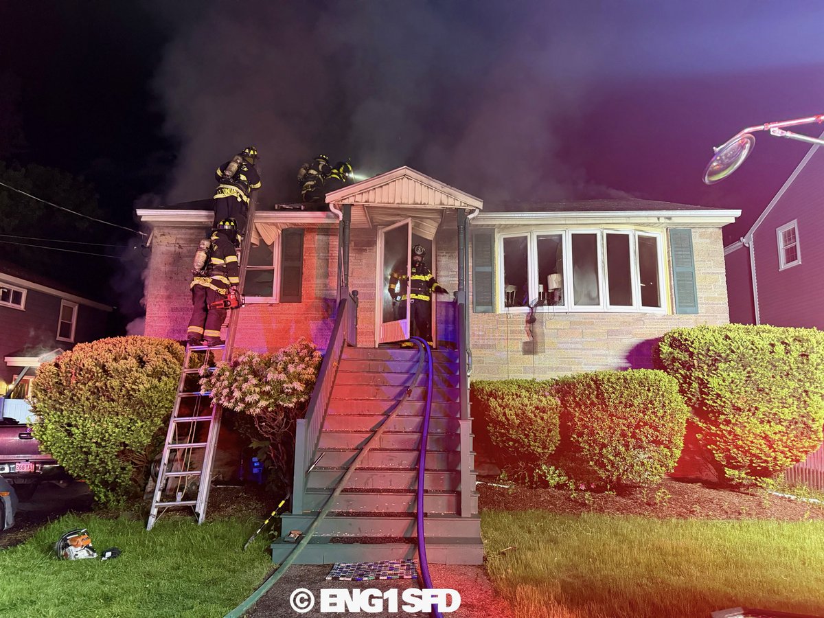 ENG1SFD's tweet photo. Fire is under control house sustained heavy damage, no injuries are reported. https://t.co/PpoiudMZKP