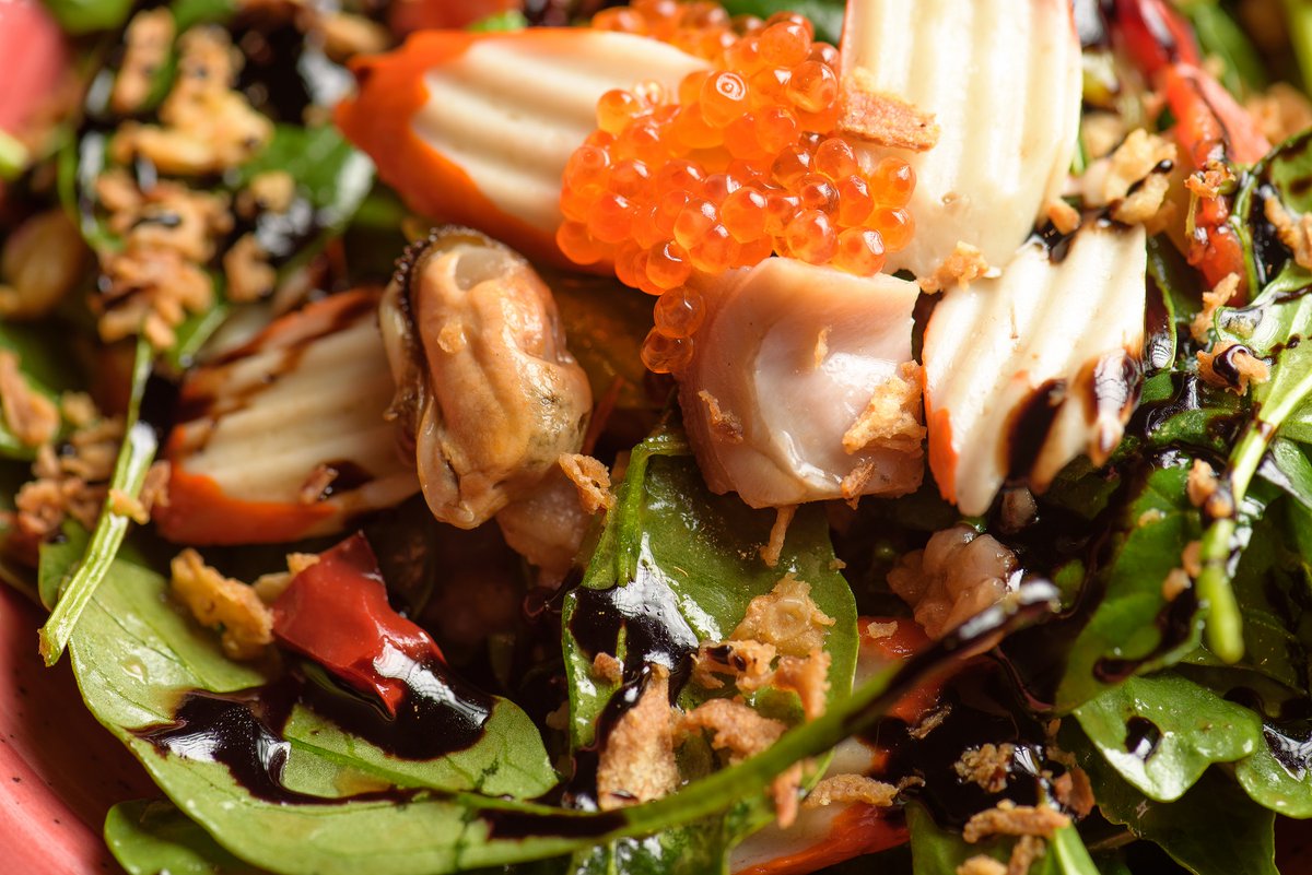 HotelesZentral's tweet photo. El calor ya está aquí y el cuerpo pide platos frescos, ligeros y llenos de sabor 🥗✨. Nuestras #ensaladas y #carpaccios son la opción perfecta para disfrutar de los días de buen tiempo en nuestros #restaurantes 😋🍅. Frescura, calidad y sabor auténtico en cada bocado ❤️. https://t.co/WaDc0Shen4