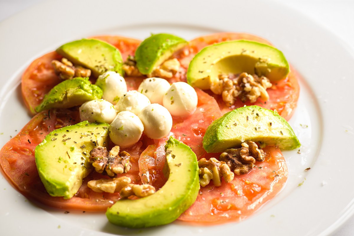 HotelesZentral's tweet photo. El calor ya está aquí y el cuerpo pide platos frescos, ligeros y llenos de sabor 🥗✨. Nuestras #ensaladas y #carpaccios son la opción perfecta para disfrutar de los días de buen tiempo en nuestros #restaurantes 😋🍅. Frescura, calidad y sabor auténtico en cada bocado ❤️. https://t.co/WaDc0Shen4