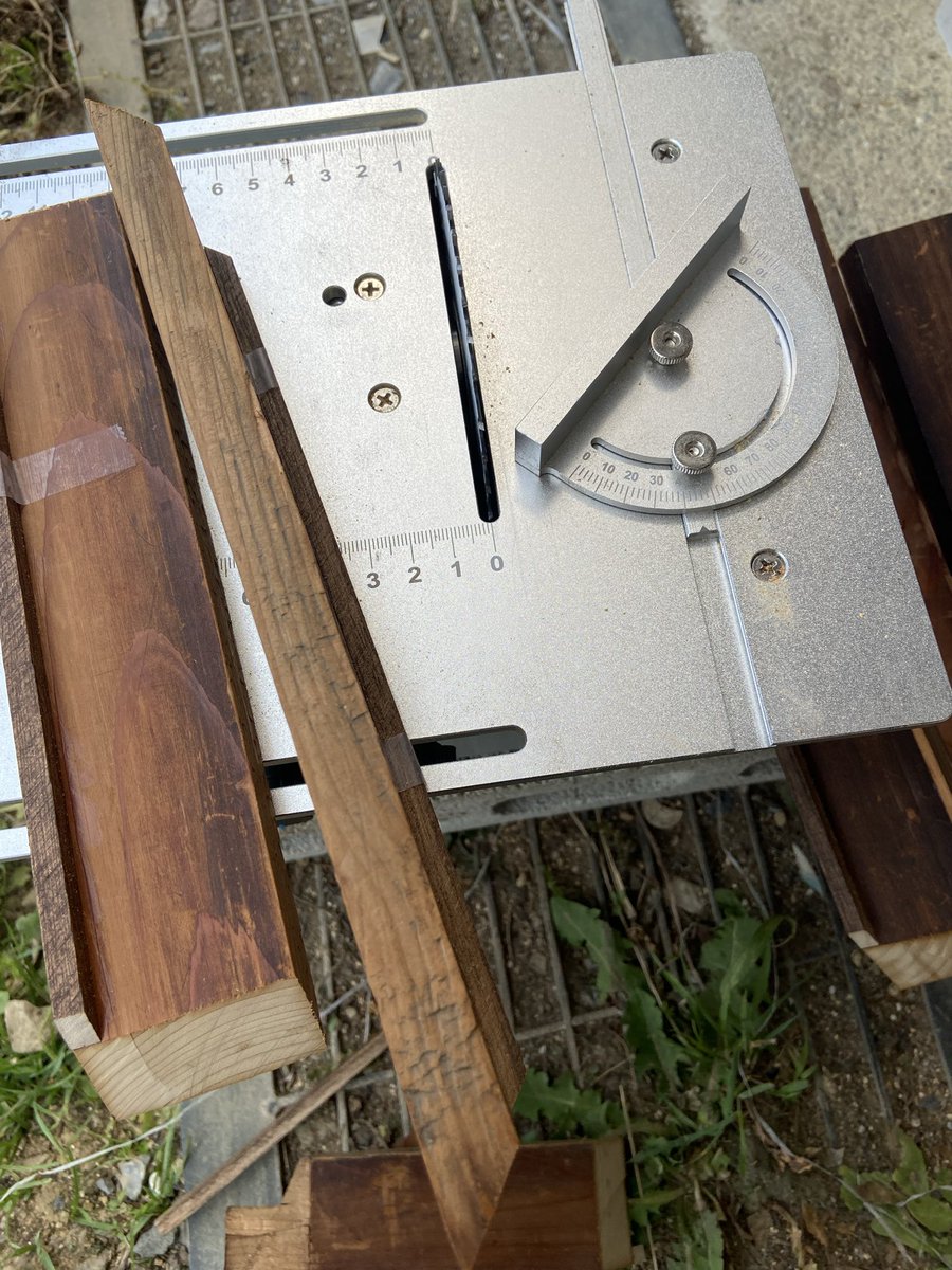 ballpointsakai's tweet photo. 古材建具で額作り。コロナ禍に暇つぶしで買ったテーブルソーがうなる。箱感がでて良い具合。 https://t.co/bOuWXTR8xc