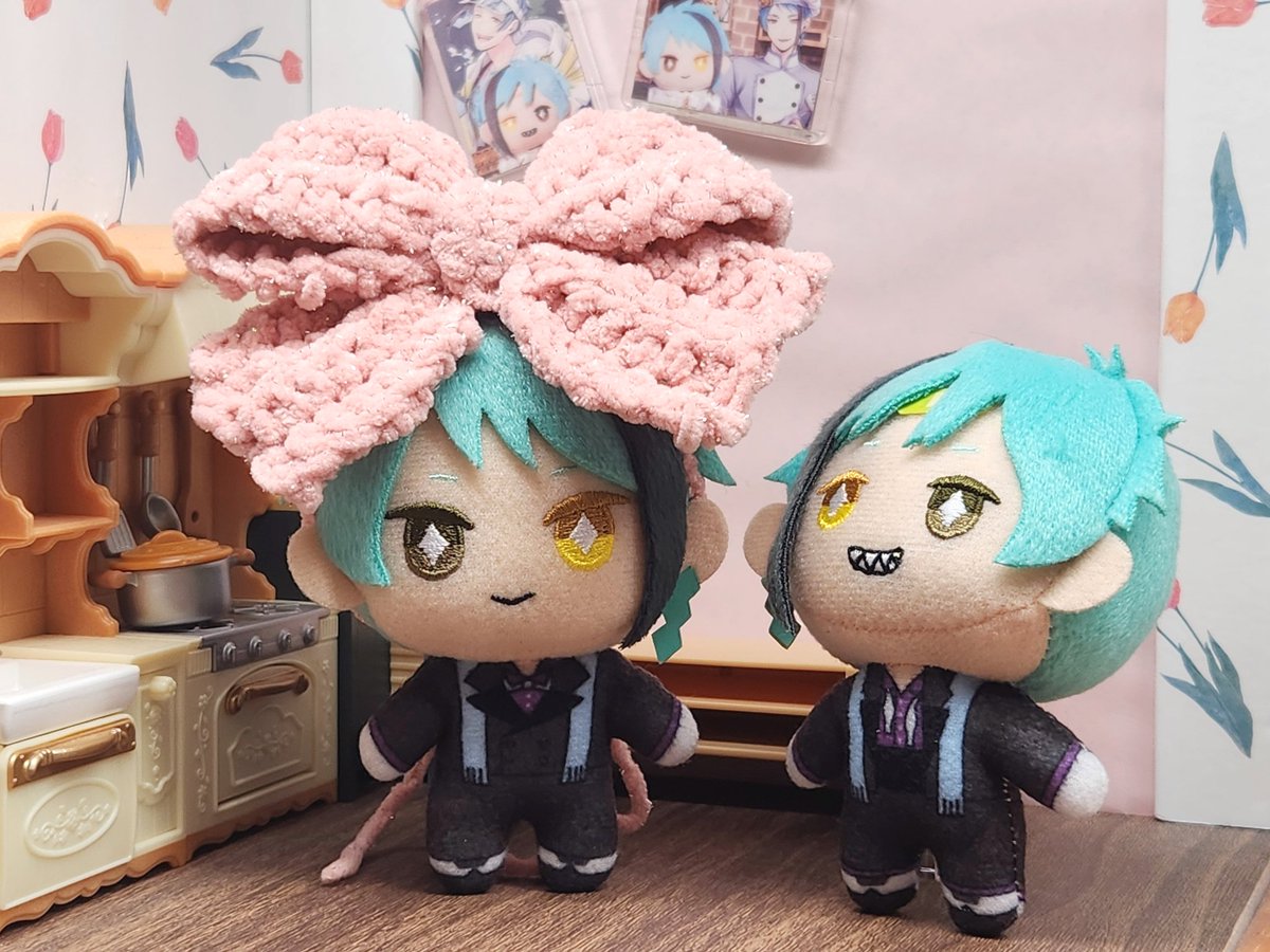 1122yak's tweet photo. 母がリボン作ってくれたのだけど大きくて困ってる、ジェぬいが🎀
#twstぬい撮り部 https://t.co/jcg4wry16W