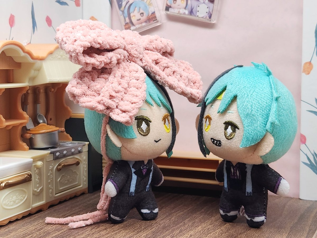 1122yak's tweet photo. 母がリボン作ってくれたのだけど大きくて困ってる、ジェぬいが🎀
#twstぬい撮り部 https://t.co/jcg4wry16W
