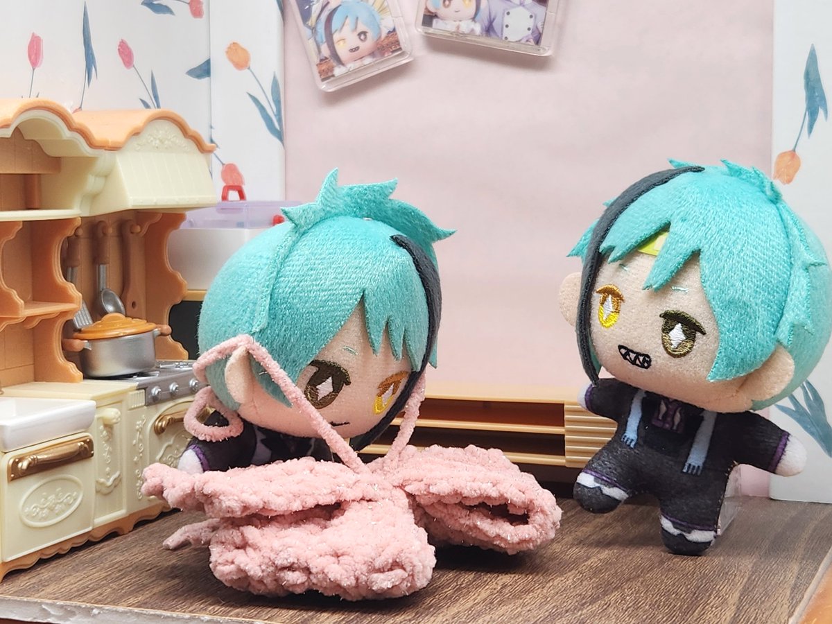 1122yak's tweet photo. 母がリボン作ってくれたのだけど大きくて困ってる、ジェぬいが🎀
#twstぬい撮り部 https://t.co/jcg4wry16W