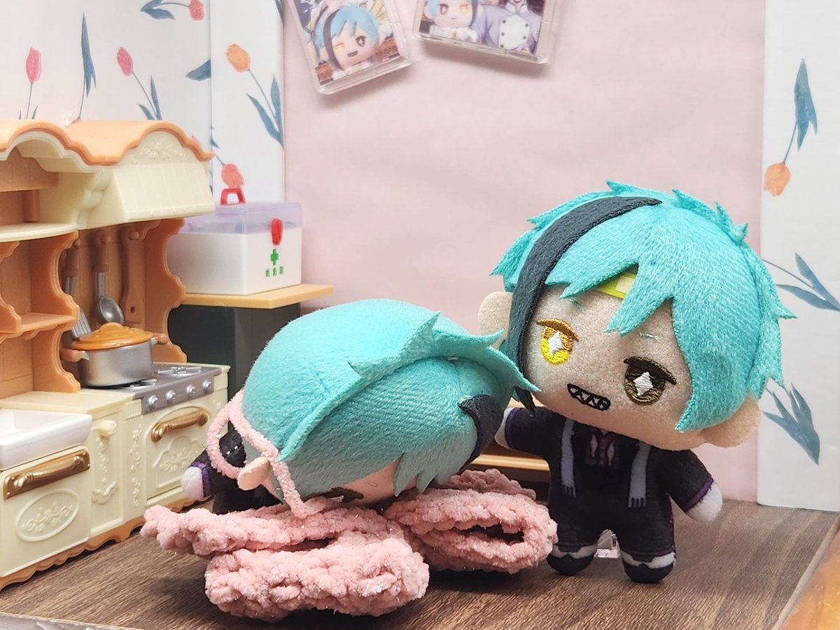 1122yak's tweet photo. 母がリボン作ってくれたのだけど大きくて困ってる、ジェぬいが🎀
#twstぬい撮り部 https://t.co/jcg4wry16W
