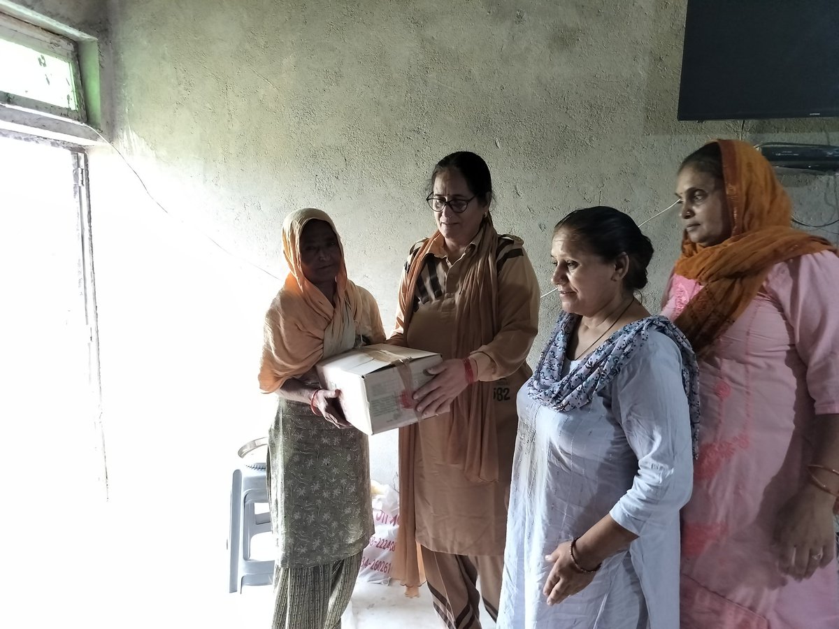 simranj65575690's tweet photo. Food is one of the basic necessities of life, but due to starvation many poor people have to sleep without food , 
The 
#FoodBank initiative has initiated by 
St. #ramrahim so that no one sleep hungry https://t.co/j3voze7GFp