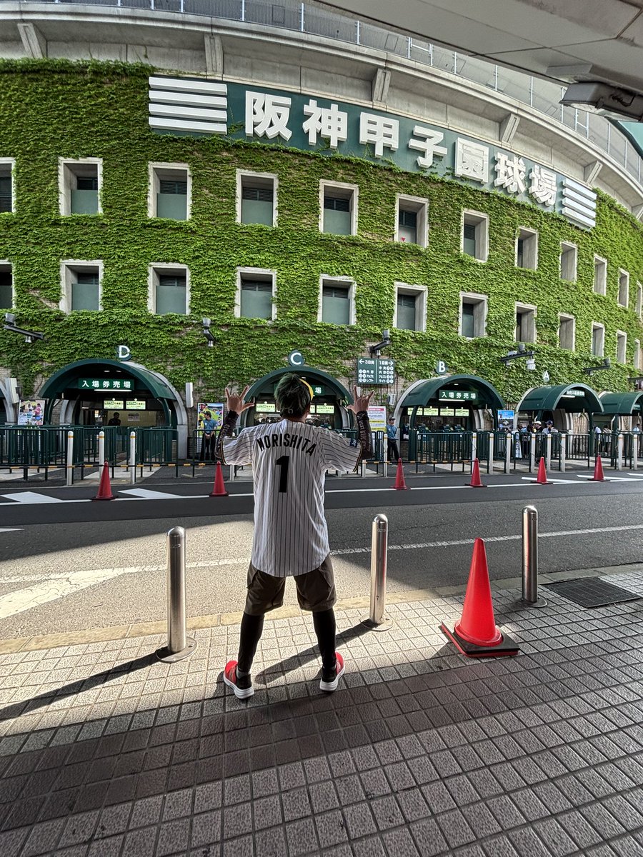 chararanbu's tweet photo. 今年も甲子園来たで⚾️！
もちろんカレーも焼き鳥も食うで！ https://t.co/yi2rZP3uJe