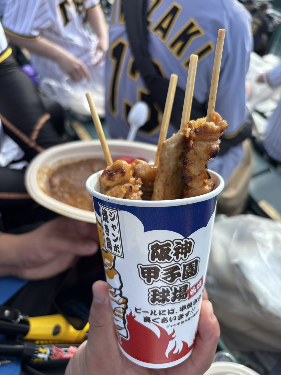chararanbu's tweet photo. 今年も甲子園来たで⚾️！
もちろんカレーも焼き鳥も食うで！ https://t.co/yi2rZP3uJe