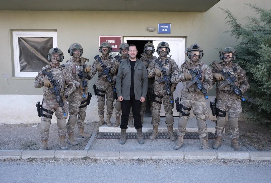 WarFlash_2630's tweet photo. Turkish Special Forces Command (ÖKK) Personnel posing with journalist at CQB Training Center Ankara/Türkiye 2024 https://t.co/F0HBiE8CS6
