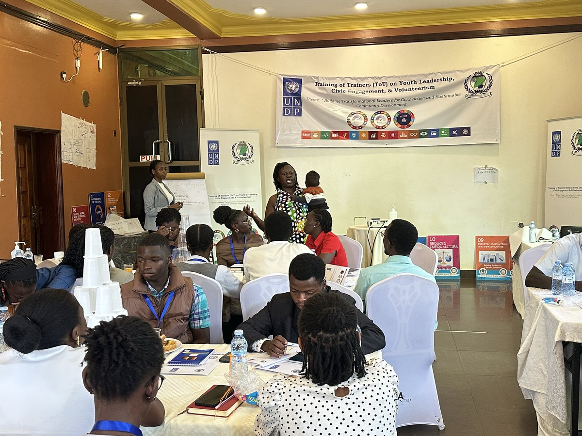 UNAUGANDA's tweet photo. Opening up day 2, the secretary-general informs that development is about incremental projects. 

The engagement is based on project planning, SMART Goals & Sustainability. While we’re providing a thread, a string and a cup of disposable cups to construct pyramid & towers. 
Programs Manager @lynderlinda leads the exercise.