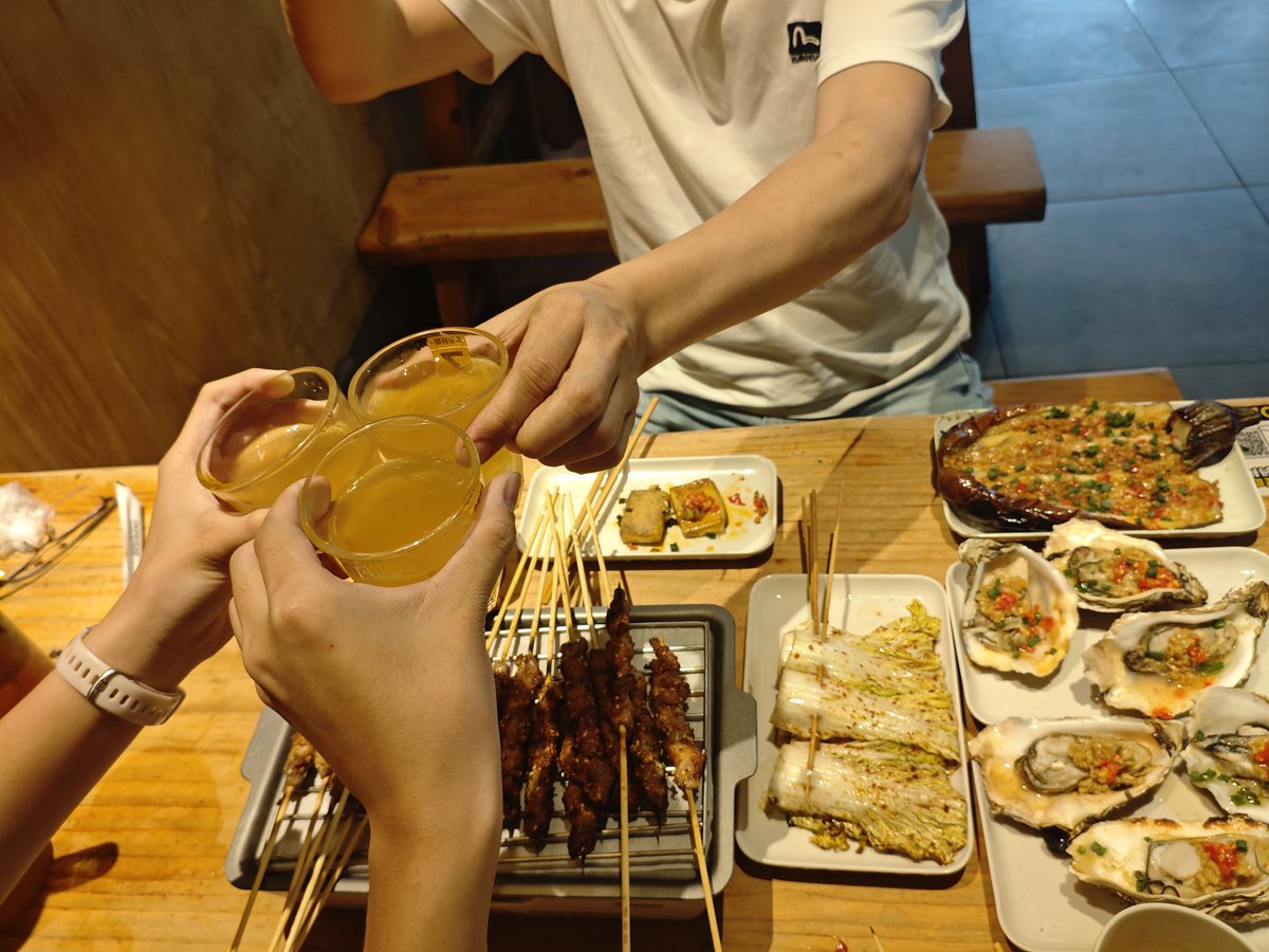chenmojinno's tweet photo. @Rei102rei 我和我妹，我爸前几天在深圳吃了点烧烤 https://t.co/dZW0S0Cg4k