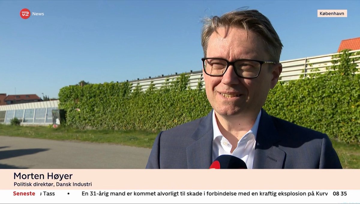 DanskIndustri's tweet photo. Vi skal passe på de styrkepositioner, vi har i Danmark, og sikre at vi også de kommende år kan konkurrere i en stigende usikker verden, som vil presse os fra flere sider. Afgørende med fokus på konkurrenceevnen og #dkbiz's vilkår, siger @MortenHoyer til TV2 https://t.co/OlnXzisTeV