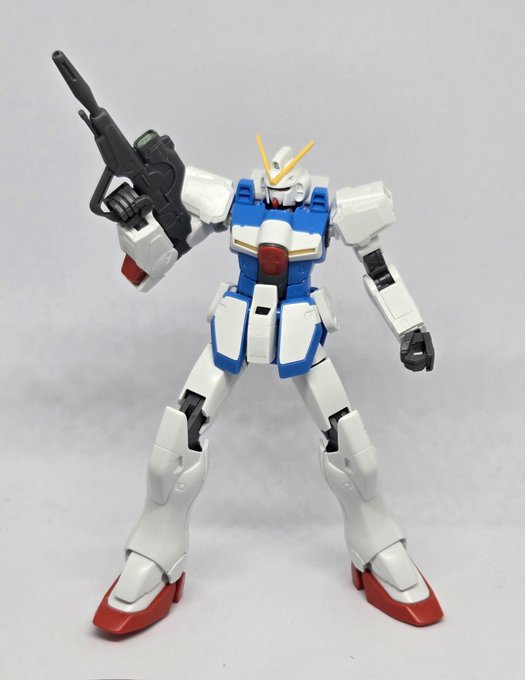 久々にHGUCビクトリーガンダム組む。 主役ぽさの中にも、少年ぽさとか女性を感じるデザイン。 「おお、まあ、いいやん」と「いや、うん、これは……」が同居するシンプルにしてフクザツなキット。 目やセンサーはルミナスメタグリーン塗り塗り。