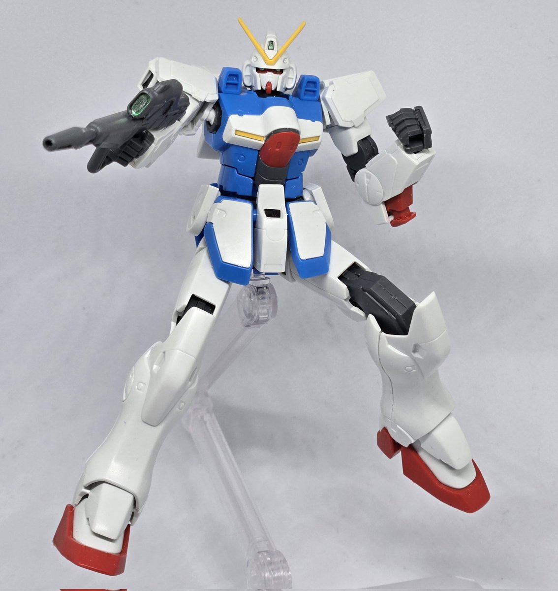 久々にHGUCビクトリーガンダム組む。
主役ぽさの中にも、少年ぽさとか女性を感じるデザイン。
「おお、まあ、いいやん」と「いや、うん、これは……」が同居するシンプルにしてフクザツなキット。
目やセンサーはルミナスメタグリーン塗り塗り。 