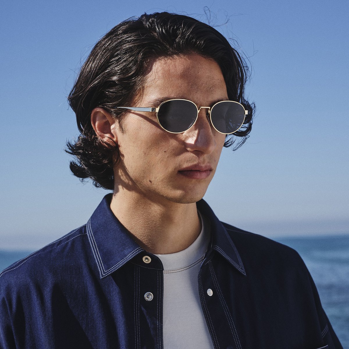 FENDI Summer Getawayコレクション。ゴールドカラー仕上げのメタルを