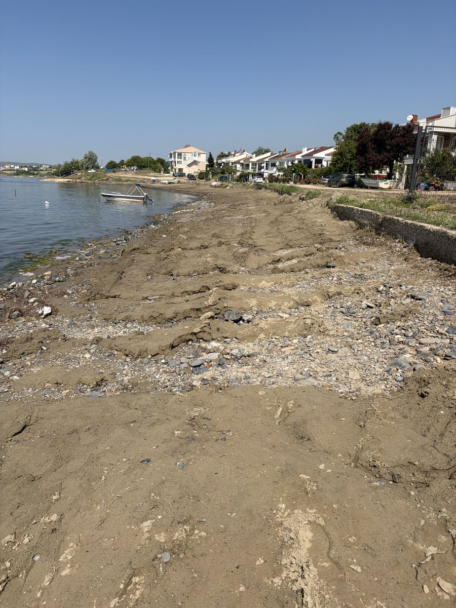 gmzeclkk's tweet photo. Koskoca kıyı belediyesi yıllardır şuraya -kızılcaterzi mah- kum döküp gidiyor. Çocuk parkı desen bin şahit istiyor. Hizmetten anladığınız bu mudur? Emlak vergisi ve çevre temizlik vergisi alırken varsınız hizmet denince yoksunuz. @sarkoybelediye @AlpayVar59 @Tdagbld @CandanYceer https://t.co/S0Yqfr1C0m