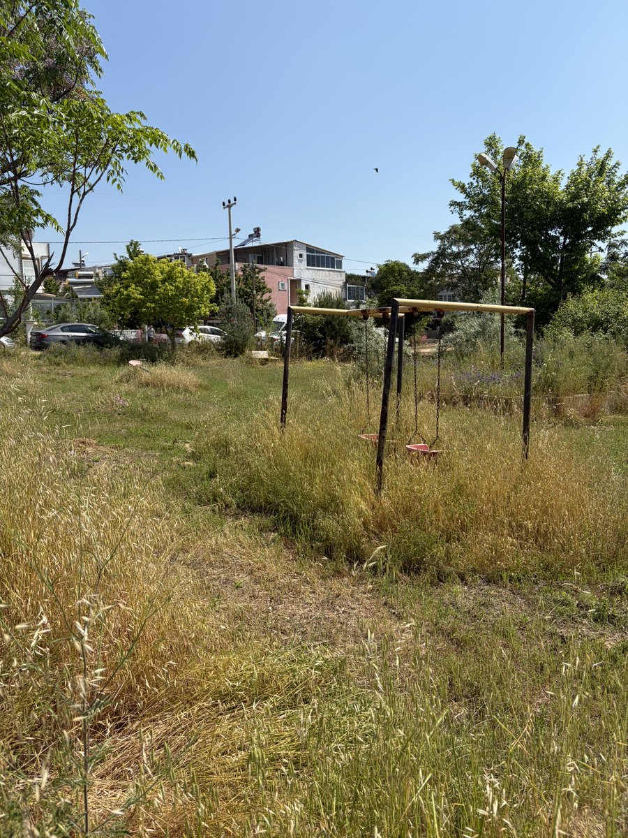 gmzeclkk's tweet photo. Koskoca kıyı belediyesi yıllardır şuraya -kızılcaterzi mah- kum döküp gidiyor. Çocuk parkı desen bin şahit istiyor. Hizmetten anladığınız bu mudur? Emlak vergisi ve çevre temizlik vergisi alırken varsınız hizmet denince yoksunuz. @sarkoybelediye @AlpayVar59 @Tdagbld @CandanYceer https://t.co/S0Yqfr1C0m
