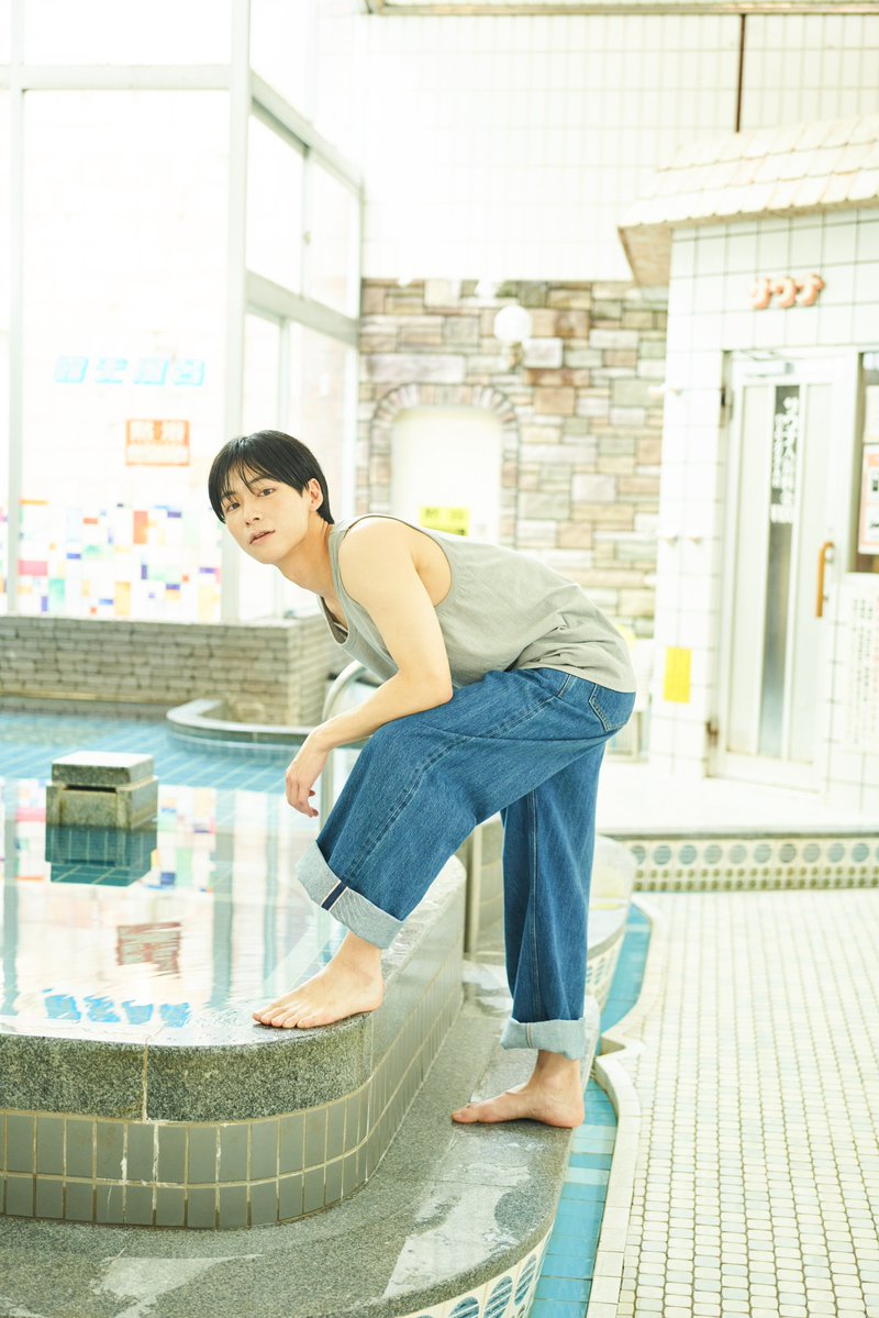oricon's tweet photo. カンテレ・秦令欧奈アナ、男性アナ初❗️
＼本格写真集が発売決定📖／

💬コメント全文
「顎が外れそうなほど驚きました」
https://t.co/mQv7DDm8Th

❇️きょう26日18時
ネット書店での予約スタート https://t.co/mzp6kOjDj8